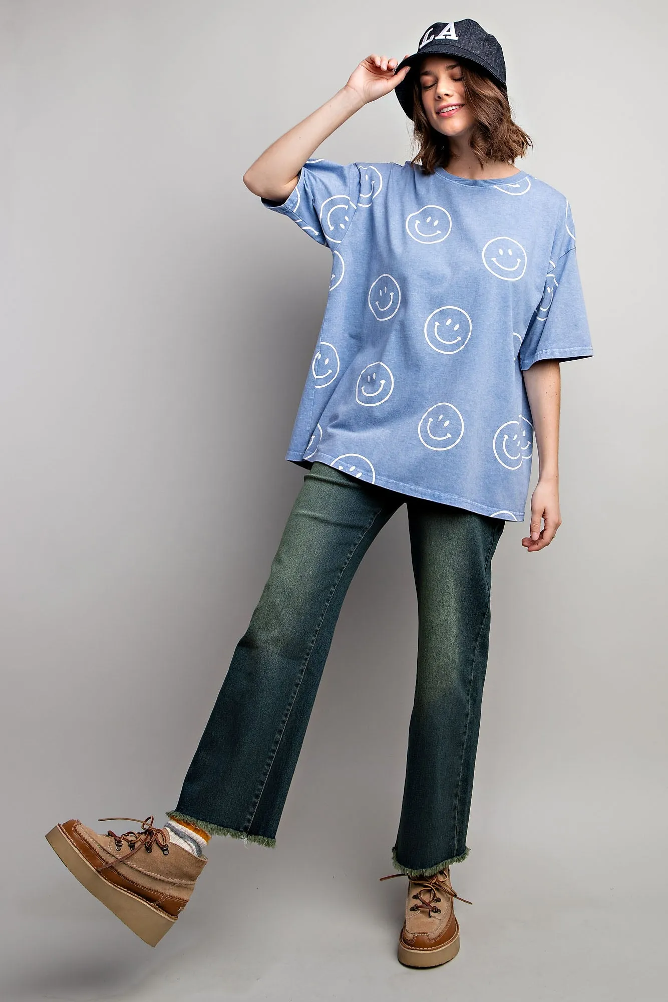 Short sleeves smiley face printed washed top